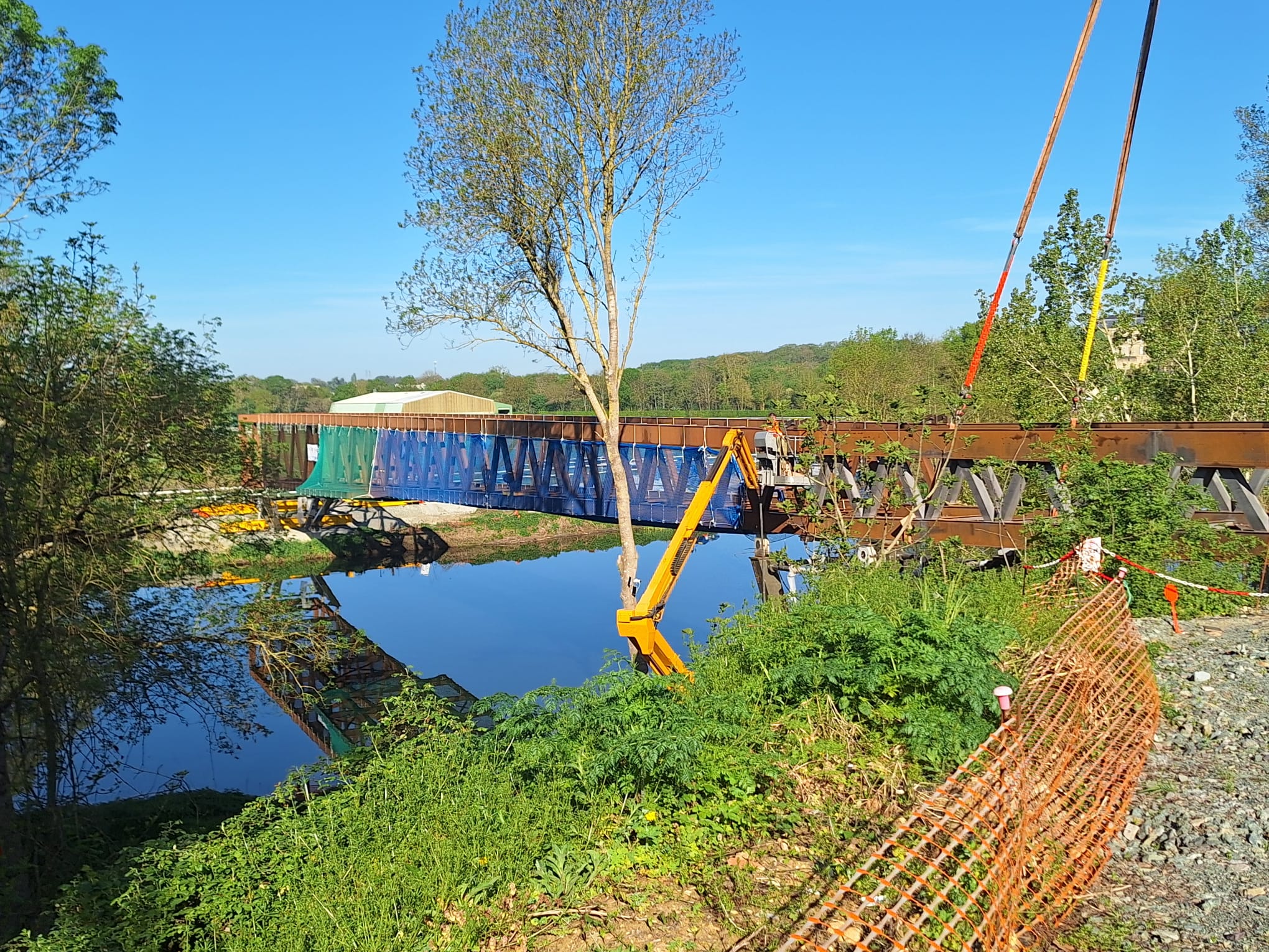 Passerelle sur la Sarthe : le dernier tronçon est installé